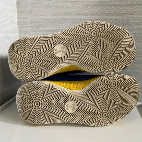 UNDER ARMOUR BIG KID CURRY 3Z7 BASKETBALL SHOES - Picture 4 of 7